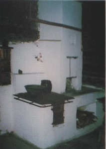 Kuchnia z paleniskiem zamkniętym pod płytą w izbie orawskiej